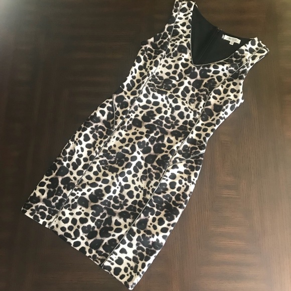 Sassy and classy Jennifer Lopez sleeveless dress. - Picture 4 of 4